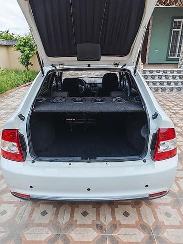 yan guzgu s: LADA Priora hatcbek– ağ rəng. - Nömrə seriyası: 99-NX-067 (AZ). - — 3
