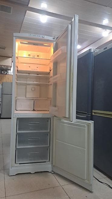 Alt kameralı iki qapılı soyuducu - Aşağıda dondurucu bölmə, yuxarıda