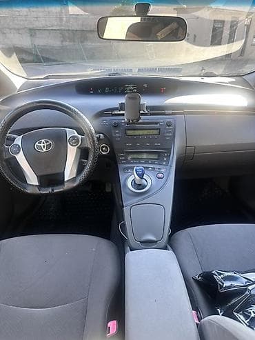 avtomobil gence: Toyota Prius Hybrid – mavi rəngli, 5 qapılı liftbek. Texnologiya və — 9