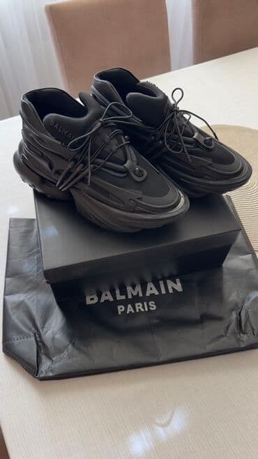 Botinkalar: Balmain brendinə məxsus qara rəngli uniseks krossovkalar. Bu idman — 1