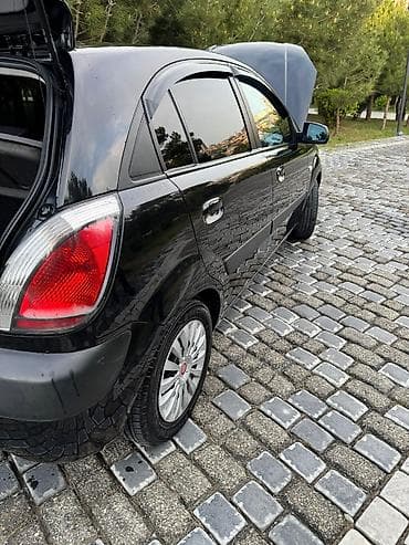 kia optima: Kia Rio hatchback Xarici görünüş: - Rəng: qara - 5 qapılı hatchback — 10