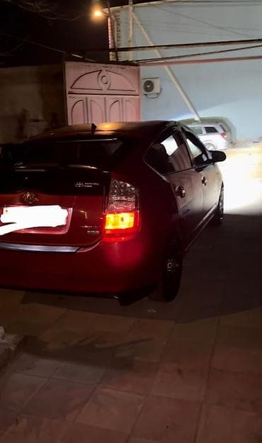 Toyota Prius (ikinci nəsil) – qırmızı gundelik verilir