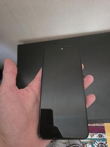 Redmi smartfon - Arxa modul: 50 MP əsas kamera (fokus “50MP” qeydli) — 2