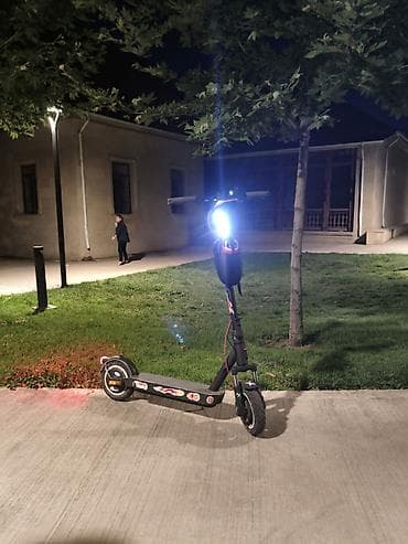 elektirikli skutur: Elektrikli skuter üstündə sunka hədiyyə və işıq siqnal scooter terin — 6