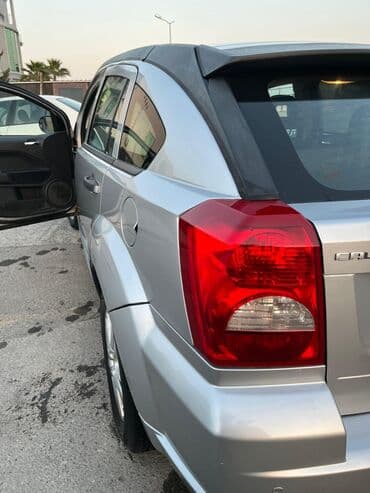 Avtomobil alışı: Dodge Caliber – gümüş rəngli, 5 qapılı hatchback. Əsas xüsusiyyətlər — 8