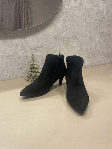 qara zamşa qadın ayaqqabıları: Qadın botları – klassik qara rəng - Model: qısa borulu, önü sivri — 1
