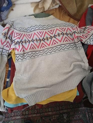 Kişi geyimləri: Kişi geyimləri dəsti 1) Qara kapüşonlu sviter - Ön hissədə “Böhse — 4