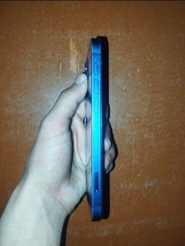 Mavi rəngdə smartfon - Korpus: düz kənarlı, metal effekti olan mavi