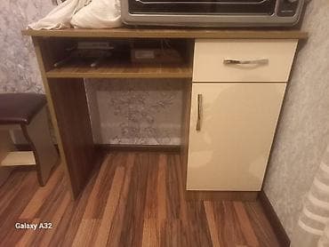 Yazı masası və oturacaq dəsti. Masa kompakt ölçülü olub evdə və ya