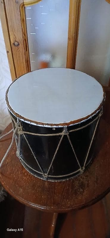 Musiqi alətləri: Nəğara (böyük baraban) - Korpus: cilalanmış qara gövdə - Membran: ağ — 2