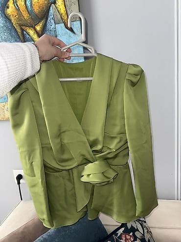 geyim desti: Yaşıl rəngdə iki hissəli qadın dəsti: - Üst: Dərin V-kəsimli, qolları — 1