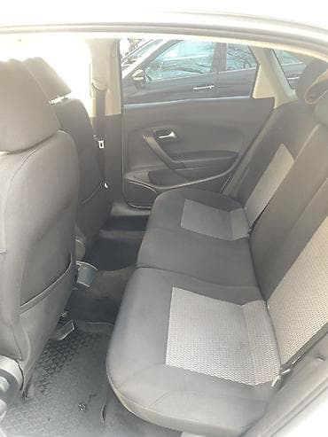 pm antena: Volkswagen Polo Sedan – ağ rəng, 4 qapı, kompakt və iqtisadi şəhər — 5