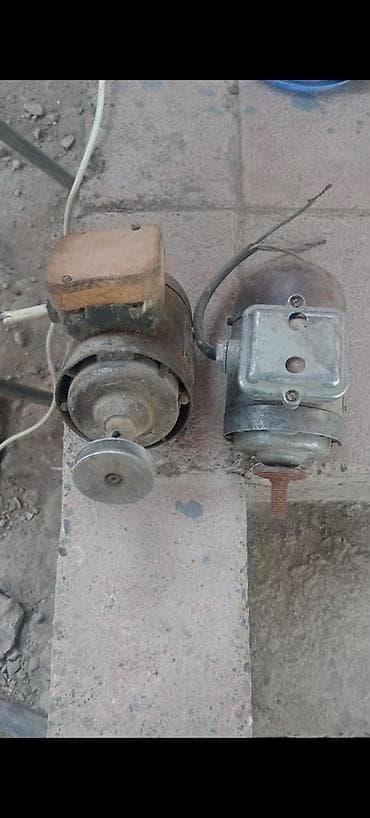 İki ədəd köhnə tip elektrik mühərriki dəsti. Xüsusiyyətlər: - Tip: AC