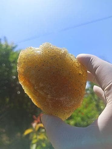 Parlaq Təbii Yaşıl Daş Satılır – Jade Tipli Nadir Mineral, İşıqda Rəng — 5