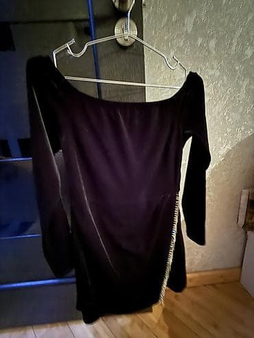 Qadın paltarı – qara məxmər, uzunqollu, qısa model. - Geniş qayıq-yaxa