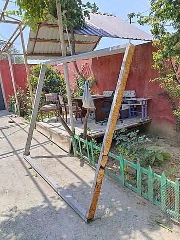 Qaraj qapısı, qalın list demir çerçeve seveller, pasi çürüyüb qetiyen — 2
