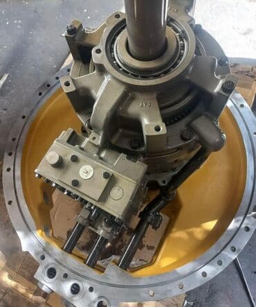 Qaşıqlar: Cat D9R buldozer. Transmisiya yenidir, orijinal Cat dır. Sifarişle — 3