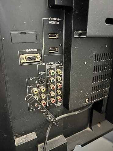 Televizor Toshiba işlək vəziyətdədir. Altlıqla birlikdə satılır