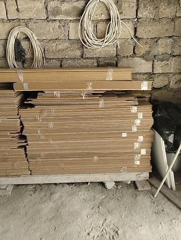 dekor agaclar: Laminate döşəmə taxtaları – ağac naxışlı, isti qəhvəyi ton. Məhsul — 6