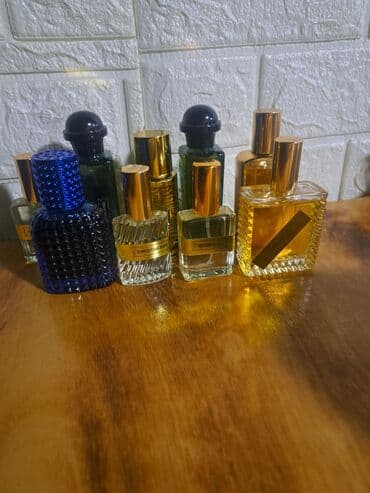 Müxtəlif brendlərdən kişi və qadın ətirləri kolleksiyası - Şüşə