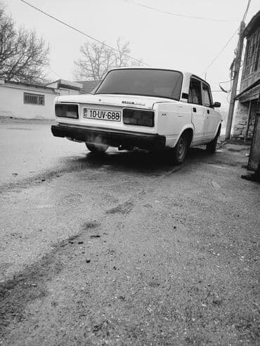 ваз 2107 в рассрочку: Ağ rəngli, dördqapılı VAZ-2107 sedan avtomobili. Avtomobil klassik — 3