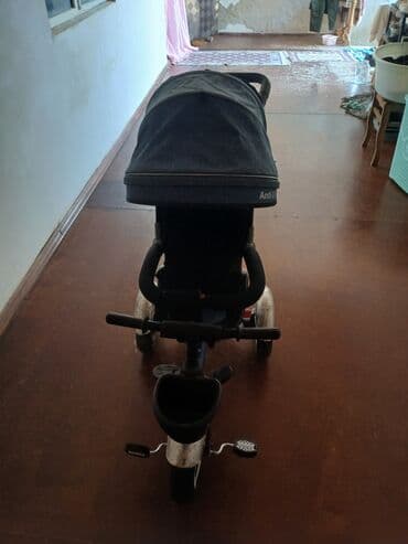 velosiped formalı uşaq arabası: Uşaqlar üçün tünd göy rəngdə nəzarət qolu olan üçtəkərli velosiped. Bu — 3