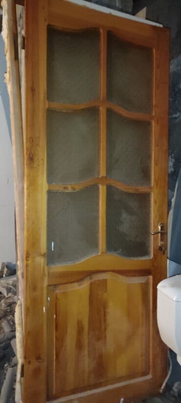 Şüşəli taxta qapı - Material: təbii ağac karkas, laklı səth - Dizayn