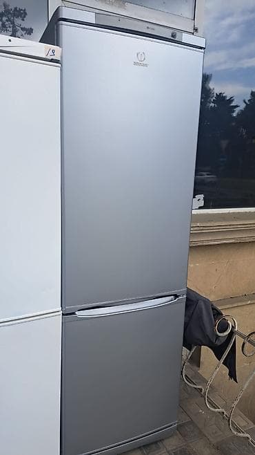 2 qapılı Indesit Soyuducu Satılır, rəng - Gümüşü