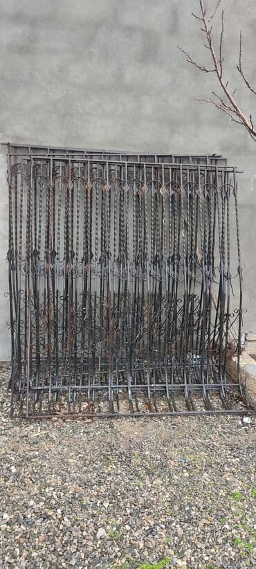 1 ədədinin qiyməti 35 azn dir.ölcüləri eni 150 sm hündürü165 sm