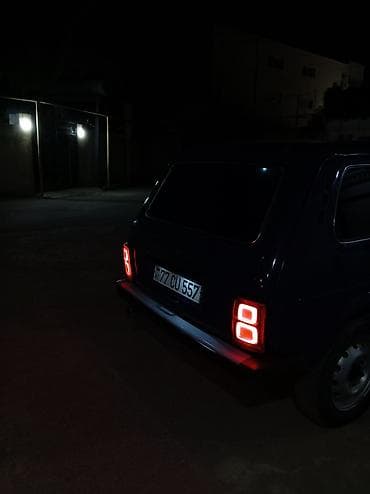 oturacaq vaz: Lada Niva (VAZ 2121) – mavi rəngli, 3 qapılı off-road SUV — 1