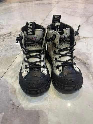 Uşaq üçün qara-ağ rəngli dərimsi materialdan yüksək boğazlı botlar