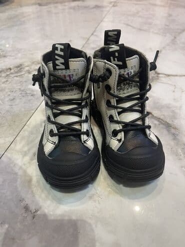 детская обувь сапожки: Uşaq üçün qara-ağ rəngli dərimsi materialdan yüksək boğazlı botlar — 1