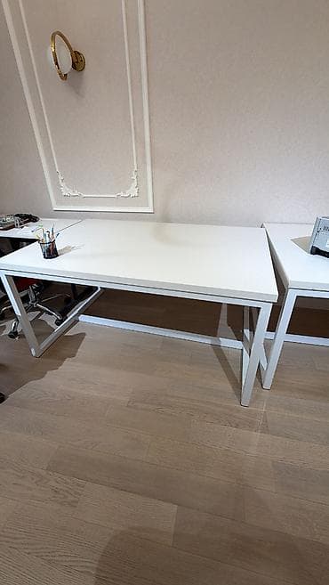 masa islenmis: Divan təzədir, 1 aydır alınıb. Yeni ofis tam əşyalı olduğu üçün — 2