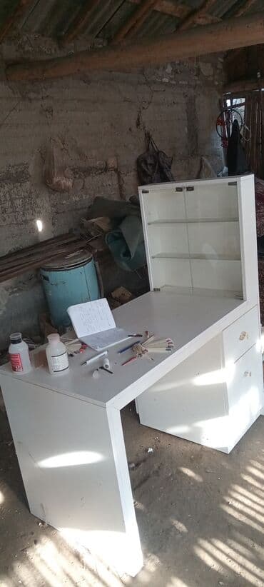 peçlər və kaminlər: Mebel dəsti – güzgülü tuvalet masası və iki iş masasından ibarət. 1) — 3