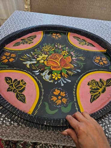 Əl naxışlı dekorativ sini/tray - Material: möhkəm metal gövdə, qara