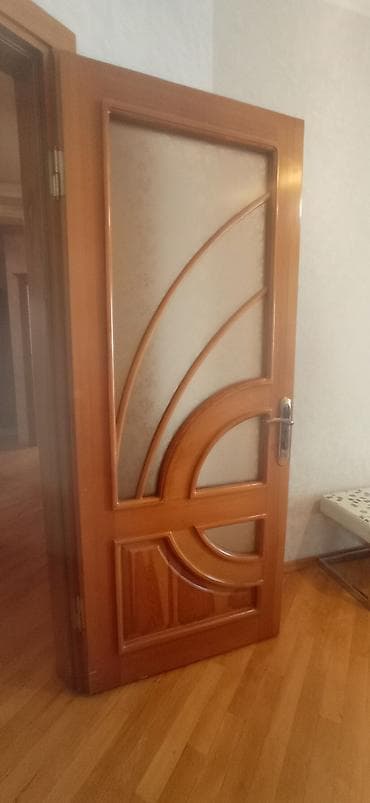 qapi ici: İç qapılar dəsti – taxta karkaslı, şüşə və təbii ağac insertli dizayn — 3