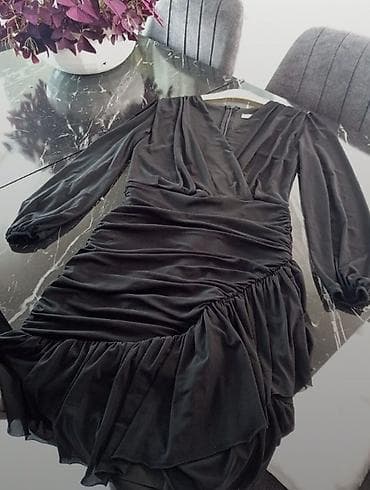 Qara qadın paltarı - Model: Zərif dizaynlı, V-yaxa, büzgülü və