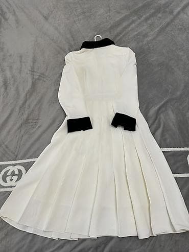 Ağ rəngli, zərif dizaynlı qadın paltarı. - Kontrast qara məxməri