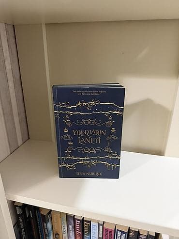 dollar buketi: Məhsul: Kitab – “Yıldızların Laneti” Müəllif: Sena Nur Işık Dil: Türk — 1