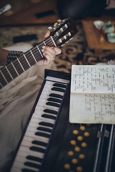 evde daye: 🎸 Gitara Kurslarına Qəbul Davam Edir! Gitara ifa etməyi peşəkar — 7