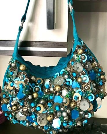 qaşlı çanta: Замшевая вечерняя сумка, расшитая камнями и пайетками.
Цена: 40 ман — 1