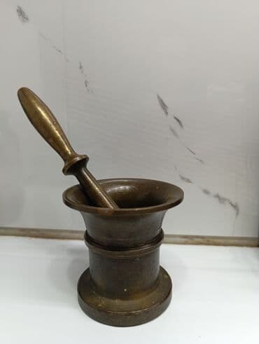 toxum temizleyen: Mis ilə latunun qarışığı olan klassik həvəng və dəstək (havan). 50-60 — 5