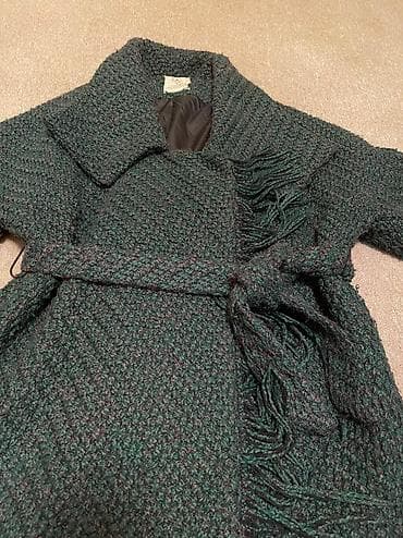 parik satilir: Palto satilir 

Uzun isti paltonun qiymeti 20 manat — 2