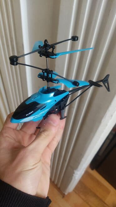Mavi və qara rənglərdə olan bu RC helikopter oyuncağı ikiqat rotor