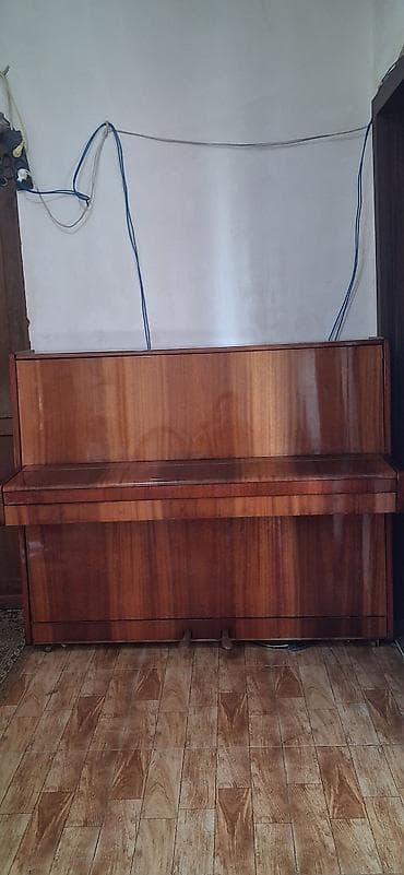 Uprav pianino – şaquli model. - Korpus: parlaq cilalı təbii ağac — 2