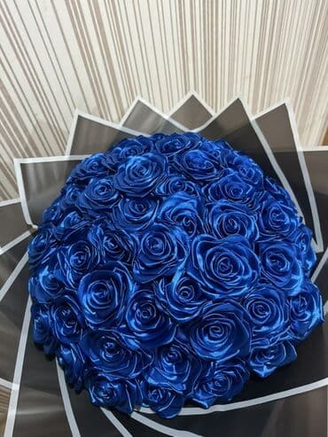 qar gülü: 45 gul buketi Mavi lentlərdən hazırlanmış bu gözəl gül buketi hər — 2