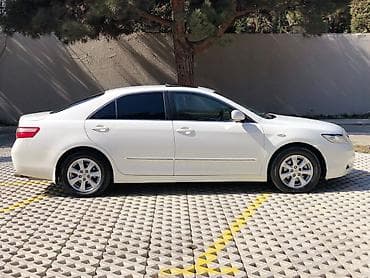 oka satisi: Toyota Camry (XV40) – ağ rəngli sedan. Xarici xüsusiyyətlər: - GLX — 3