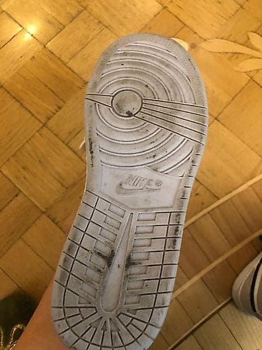 Nike Ağ–boz rəng kombinində, qara “Swoosh” loqolu yüksək boğazlı — 9