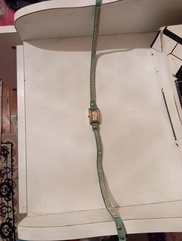 Qol saatları və aksesuarlar: Zərif qadın saatı - Korpus: metal, düzbucaqlı formalı, açıq rəngli — 2