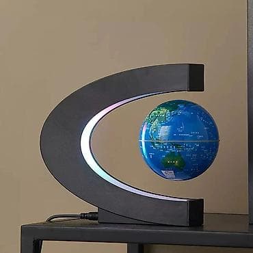 Qlobus dayaqsız fırlanır.tokla ısləyir.kənarlarda led işıq yanir.hec